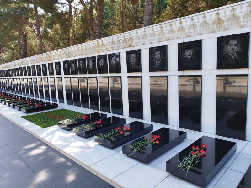 حضور در گلزار شهدا و مزار یادبود حیدر علی‌یف رهبر فقید جمهوری آذربایجان